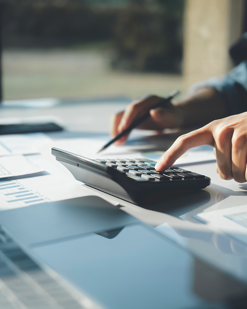 conseiller qui aide à calculer